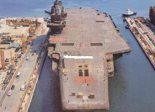 Khi nói đến tàu sân bay của Hải quân Trung Quốc, chiếc Liêu Ninh là một “trường hợp đặc biệt” cần phải được nhắc đến. Liêu Ninh là tàu sân bay đầu tiên của Trung Quốc được sử dụng để chở máy bay cánh cố định. Tiền thân của nó là tàu sân bay thứ hai của Hải quân Liên Xô, đó chính là tàu sân bay Varyag. 