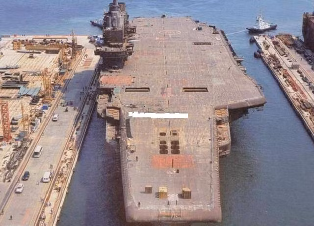 Khi nói đến tàu sân bay của Hải quân Trung Quốc, chiếc Liêu Ninh là một “trường hợp đặc biệt” cần phải được nhắc đến. Liêu Ninh là tàu sân bay đầu tiên của Trung Quốc được sử dụng để chở máy bay cánh cố định. Tiền thân của nó là tàu sân bay thứ hai của Hải quân Liên Xô, đó chính là tàu sân bay Varyag. 