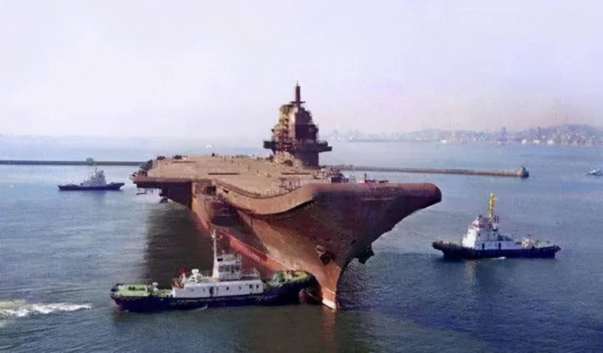 Để thực hiện kế hoạch trên, phía Ukraine trước tiên giả vờ phá dỡ nội thất của Varyag, đồng thời cho nổ tung một số cabin ít quan trọng trên tàu, tạo “ảo giác” rằng tàu sân bay đã bị hư hại.