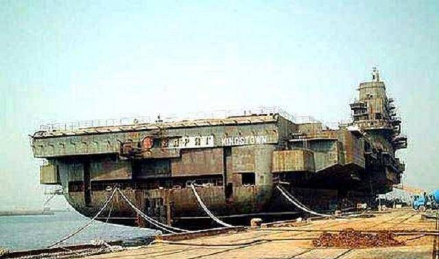 Ngay sau đó, Varyag trở thành tài sản của Ukraine, nhưng do tình hình kinh tế của Ukraine nghèo và thực sự là Không quân Ukraine hoàn toàn không có nhu cầu về tàu sân bay, nên không có thêm quỹ tài chính để tiếp tục hoàn thiện. Vì vậy, đến năm 1992, việc thi công tàu Varyag buộc phải ngừng hoàn toàn.