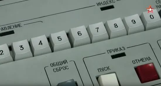 Việc Nga chuyển sang trạng thái “sẵn sàng chiến đấu đặc biệt”, đồng nghĩa với việc các tên lửa chiến lược mang đầu đạn hạt nhân của nước này (cả trên mặt đất, trên không và dưới lòng biển), có thể được kích hoạt bất cứ lúc nào. Lúc này tên lửa di chuyển và triển khai tới vị trí phóng.