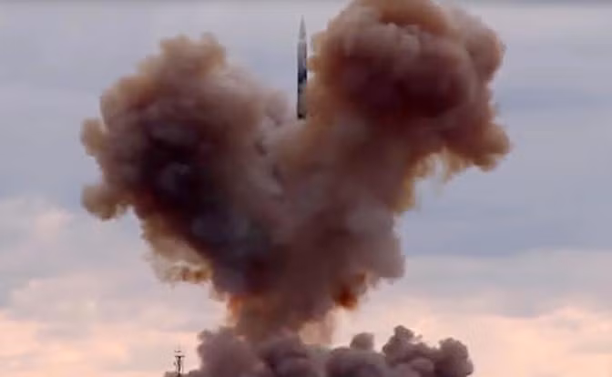 Tổng thống Putin đề xuất một cuộc “đối đầu kỹ thuật” giữa “giáo và lá chắn”, giữa vũ khí tấn công của Nga với vũ khí phòng thủ của Mỹ và phương Tây, trong đó Nga phóng tên lửa đạn đạo tầm trung Oreshnik, còn Mỹ và phương Tây sử dụng hệ thống phòng không hiện đại để tự vệ, xem ai thua?