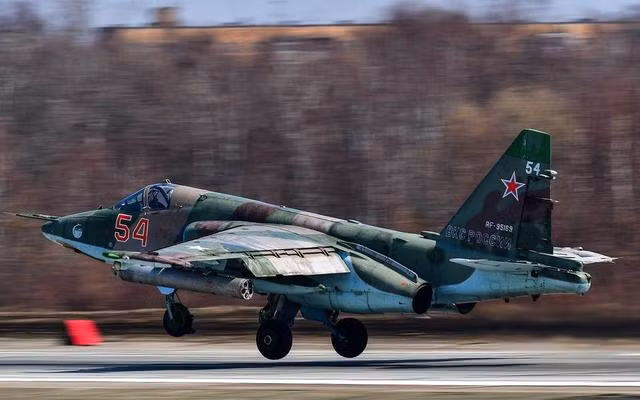 Nhưng mới đây, trang tin của Bộ Quốc phòng Nga đã công bố video ghi lại hình ảnh cường kích Su-25 mang theo vũ khí tên lửa thực hiện nhiệm vụ phá hủy mục tiêu là kho đạn dược của Ukraine ở mặt trận Zaporozhye. Trong lần xuất kích này, Su-25 của Nga còn phá hủy 5 xe bọc thép của Ukraine chỉ trong một cú đột kích.