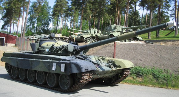 Câu hỏi thứ hai: làm thế nào để vận chuyển những chiếc xe tăng này từ Lviv đến Donbass, Nikolayev hoặc Odessa? Nó không thể tự di chuyển đường xa, vì những chiếc xe tăng quá lớn và nặng. Sử dụng xe tải đặc biệt thì quá chậm và dễ bị máy bay trinh sát và vệ tinh của Nga phát hiện.