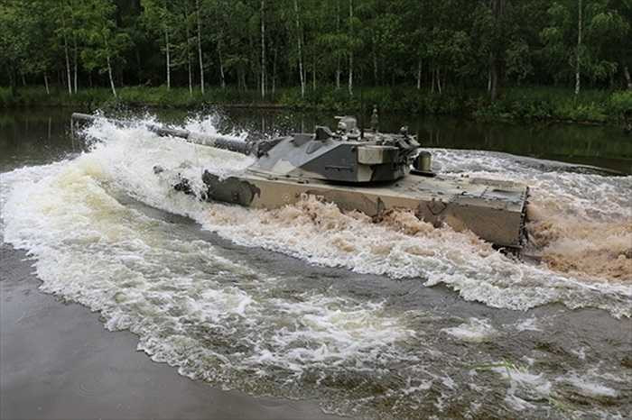 Tất cả các đặc tính kỹ thuật chính của pháo tự hành 2S25M được nâng cấp vẫn ở mức cũ. “Sprut-SDM1” có trọng lượng chiến đấu 18 tấn; tốc độ tối đa trên đường cao tốc là 70 km/h. 2S25M có thể bơi dưới nước tới sóng cấp 3, nhờ 2 động cơ phản lực nước với tốc độ 7 km/h. Kíp xe 2S25M là 3 người (trưởng xe, lái xe và pháo thủ).(Ảnh: Rostec)