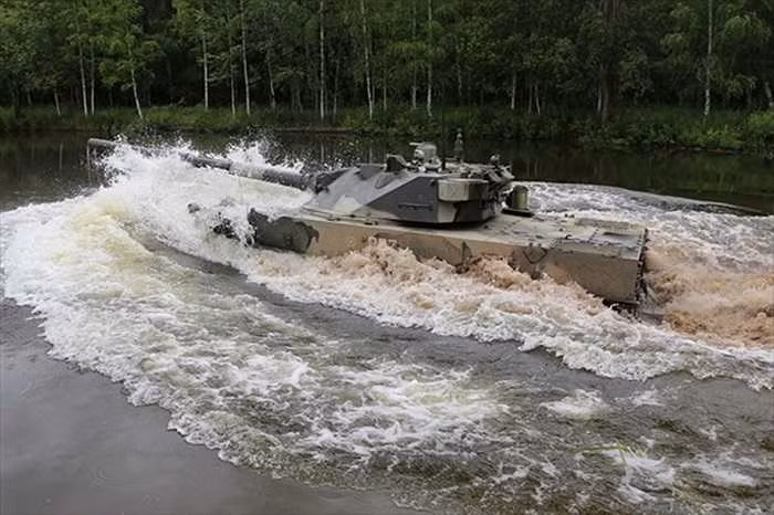 Tất cả các đặc tính kỹ thuật chính của pháo tự hành 2S25M được nâng cấp vẫn ở mức cũ. “Sprut-SDM1” có trọng lượng chiến đấu 18 tấn; tốc độ tối đa trên đường cao tốc là 70 km/h. 2S25M có thể bơi dưới nước tới sóng cấp 3, nhờ 2 động cơ phản lực nước với tốc độ 7 km/h. Kíp xe 2S25M là 3 người (trưởng xe, lái xe và pháo thủ).(Ảnh: Rostec)