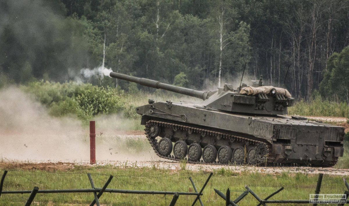 Điểm khác biệt dễ nhận thấy nhất giữa pháo tự hành Sprut-SDM1 và phiên bản cơ bản là khung gầm với 7 bánh chịu nặng đường kính nhỏ, dùng hệ thống treo xoắn riêng lẻ và giảm chấn thủy lực.(Ảnh: AY)