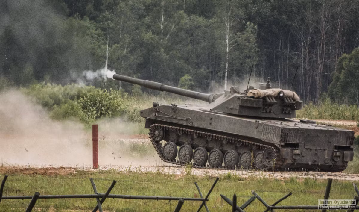 Điểm khác biệt dễ nhận thấy nhất giữa pháo tự hành Sprut-SDM1 và phiên bản cơ bản là khung gầm với 7 bánh chịu nặng đường kính nhỏ, dùng hệ thống treo xoắn riêng lẻ và giảm chấn thủy lực.(Ảnh: AY)