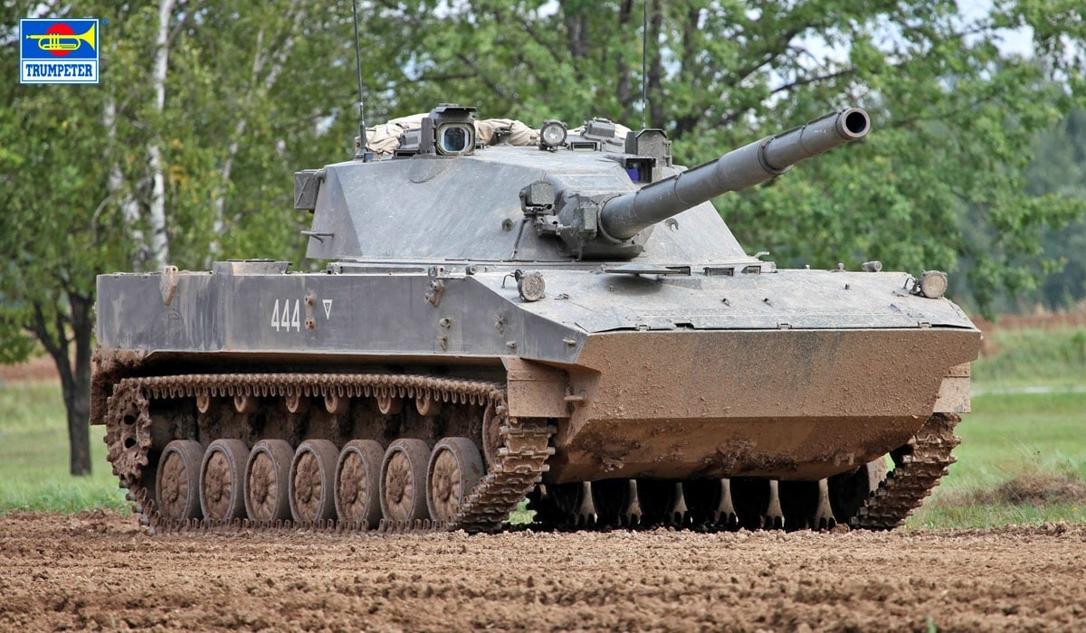 Thực hiện việc đồng bộ hóa thiết bị cho lực lượng lính dù Nga, các nhà sản xuất Nga đã quyết định sử dụng khung gầm của xe chiến đấu BMD-4M cho pháo tự hành 2S25M. Tuy nhiên, khả năng thay đổi khoảng sáng gầm xe bằng cách điều chỉnh các thông số của hệ thống treo vẫn được giữ nguyên. (Ảnh: Tap)