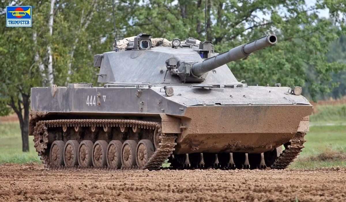 Thực hiện việc đồng bộ hóa thiết bị cho lực lượng lính dù Nga, các nhà sản xuất Nga đã quyết định sử dụng khung gầm của xe chiến đấu BMD-4M cho pháo tự hành 2S25M. Tuy nhiên, khả năng thay đổi khoảng sáng gầm xe bằng cách điều chỉnh các thông số của hệ thống treo vẫn được giữ nguyên. (Ảnh: Tap)