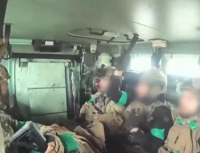 Nghị sĩ Ukraine Alexei Goncharenko ngày 29/10 tiết lộ rằng, kể từ khi xung đột Nga-Ukraine bùng nổ, nước này đã tuyển mộ 1,05 triệu người vào quân đội. Ông cũng dẫn lời ông Alexander Litvinenko, thư ký Hội đồng Quốc phòng và An ninh Quốc gia Ukraine, nói rằng nước này có kế hoạch tuyển thêm 160.000 người vào quân đội trong ba tháng tới. (Nguồn ảnh: Sputnik, TASS, Kyiv Independent, CNN).