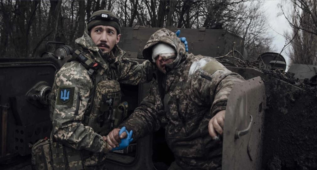 “Artie Green” cũng cho rằng, chính vì lý do trên mà Quân đội Ukraine liên tiếp để mất Ugledar, Selidove. Viên đại úy này cũng chỉ trích Tướng Syrsky, Tổng tư lệnh Quân đội Ukraine vì những hành động phiêu lưu của ông. Tuy nhiên, chiến thuật “tấn công biển người” đã được hầu hết các sĩ quan Quân đội Ukraine ở mặt trận sử dụng; chiến thuật này không khác gì đem “nướng quân” trước hỏa lực dữ dội của Quân đội Nga.