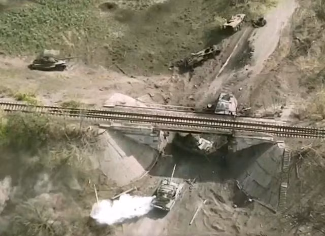 Tướng Marchenko đặc biệt nói về khu vực Pokrovsk- Kurakhove ở phía tây tỉnh Donetsk, miền đông Ukraine, nơi giao tranh hiện đang diễn ra khốc liệt nhất. Quân đội Nga đã tấn công khu vực này trong vài tuần qua, với mục tiêu mở rộng khu vực chiếm đóng càng nhiều càng tốt, trước khi thời kỳ “hỗn loạn” ập đến.