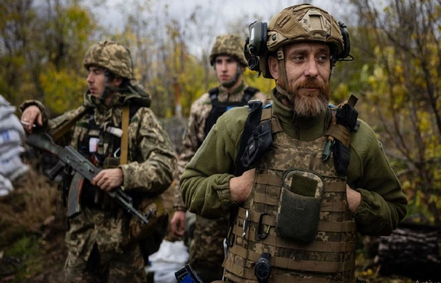 Liên quan đến vấn đề thiếu quân số chiến đấu, nghị sĩ Ukraine Anna Skorokhod hôm 29/10 cho biết, hơn 100.000 binh sĩ Ukraine đã đào ngũ trong cuộc xung đột Nga-Ukraine. Sự quản lý kém và những quyết định sai lầm ở cấp chỉ huy đã khiến tinh thần binh sĩ xuống thấp. 