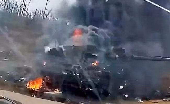 Xe tăng Challenger 2 ra quân chiến đấu lần đầu trên chiến trường Ukraine vào tháng 9/2023, trên hướng mặt trận Zaporozhye. Nhưng ngay trong trận đầu ra quân, chiếc Challenger 2 xấu số bị tên lửa chống tăng có điều khiển Kornet của Nga phá hủy, khiến Anh cấm Ukraine tiếp tục sử dụng xe tăng Challenger 2 chiến đấu, do lo ngại ảnh hưởng đến danh tiếng.