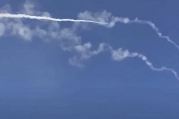 Theo một số thông tin của người dân được đưa lên mạng xã hội, lúc này hai máy bay của Không quân Ukraine chuẩn bị hạ cánh xuống Căn cứ Không quân Milgorod thuộc tỉnh Poltava. Nhưng thật không may, tên lửa của Nga đã bắn hạ hai máy bay chiến đấu trên. 