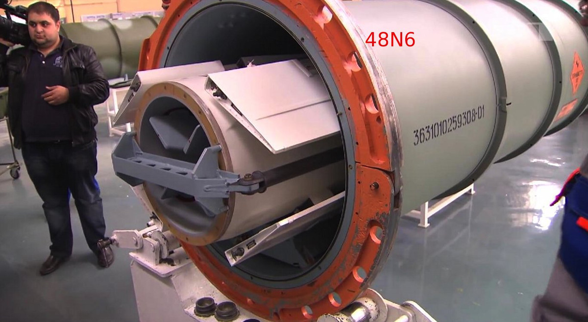 Do vậy, chỉ tên lửa 40N6 mới có thể “khóa chặt” một máy bay chiến đấu siêu cơ động như Su-27 ở khoảng cách xa và bay thấp như vậy, và radar trên không của tên lửa 40N6, có thể bao phủ một phạm vi khoảng 250 km và đủ sức tiêu diệt các mục tiêu từ biên giới Belgorod đến sân bay Milgorod. 