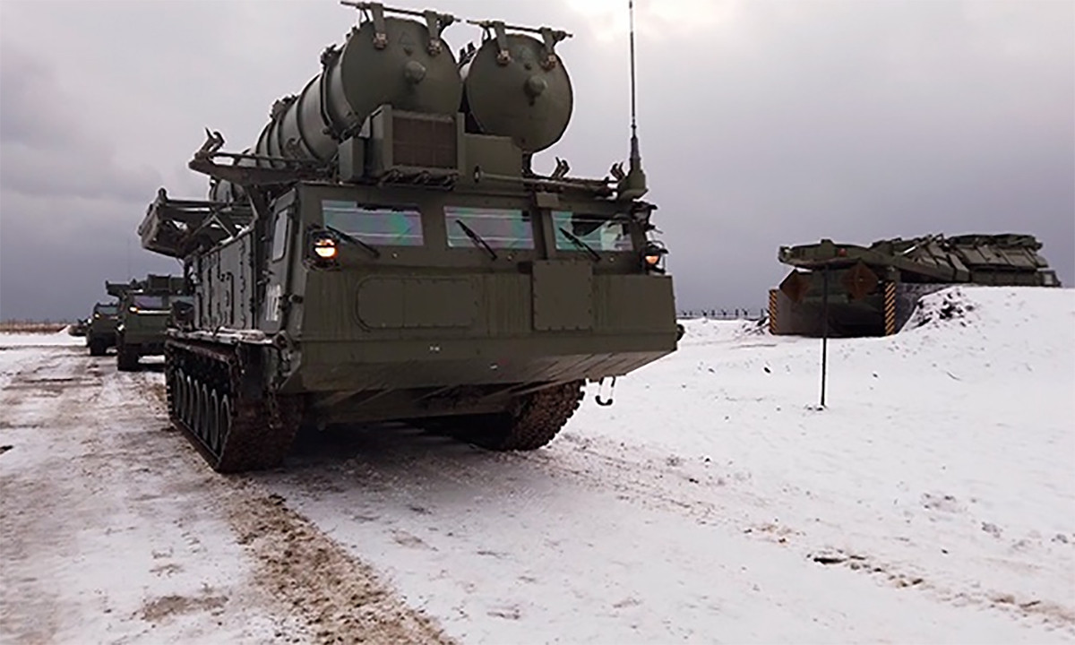 Những hệ thống tên lửa phòng không S-300V4 có thể mới được Nga triển khai gần Belgorod gần đây. Trước đó, Nga chỉ có một số hệ thống phòng không tầm gần như Pantsir-S1 hay Tor-M1 được bố trí tại đây. Sau khi quân Nga rút khỏi Kharkov, họ đã tăng cường phòng không cho các thành phố biên giới và S-300V4 đã được triển khai trong thời gian này.