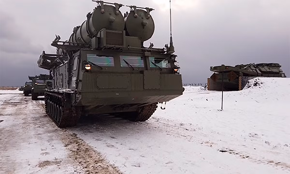 Những hệ thống tên lửa phòng không S-300V4 có thể mới được Nga triển khai gần Belgorod gần đây. Trước đó, Nga chỉ có một số hệ thống phòng không tầm gần như Pantsir-S1 hay Tor-M1 được bố trí tại đây. Sau khi quân Nga rút khỏi Kharkov, họ đã tăng cường phòng không cho các thành phố biên giới và S-300V4 đã được triển khai trong thời gian này.