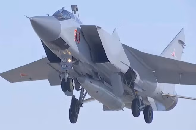 Với tính năng của tên lửa siêu thanh Kinzhal của Nga, cộng với tầm bay của MiG-31K, mục tiêu nhiều khả năng sẽ là trụ sở NATO đặt tại Thủ đô Brussels của Bỉ và được coi là “trái tim” của châu Âu.