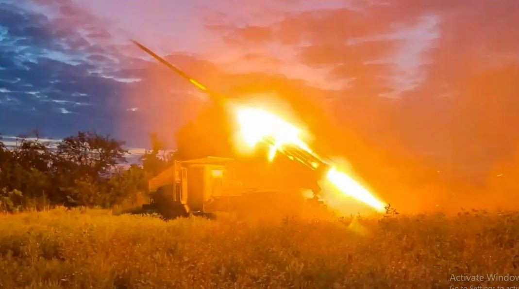 Trong khi đó, pháo binh Nga mở chiến dịch bắn phá nhằm vào các cây cầu trên đường cao tốc M30. Hoạt động này đã gây ra sự gián đoạn của các tuyến giao thông quan trọng. Nhiều cây cầu bị phá hủy, khiến các phương tiện không thể đi qua, làm giảm khả năng vận chuyển vũ khí, đạn dược, hàng cứu trợ cho tuyến trước.