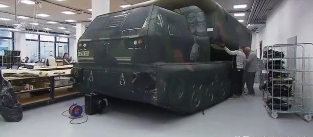 Mỹ và phương Tây đã cung cấp cho Quân đội Ukraine các mục tiêu mô hình bơm hơi, bao gồm bệ phóng pháo phản lực phóng loạt (MLRS) bánh hơi cơ động nhanh M-142 HIMARS, bánh xích M-270 và lựu pháo hạng nhẹ M777; vốn là những vũ khí, trang thiết bị của Mỹ, mà Quân đội Nga luôn bằng mọi cách tìm diệt. 