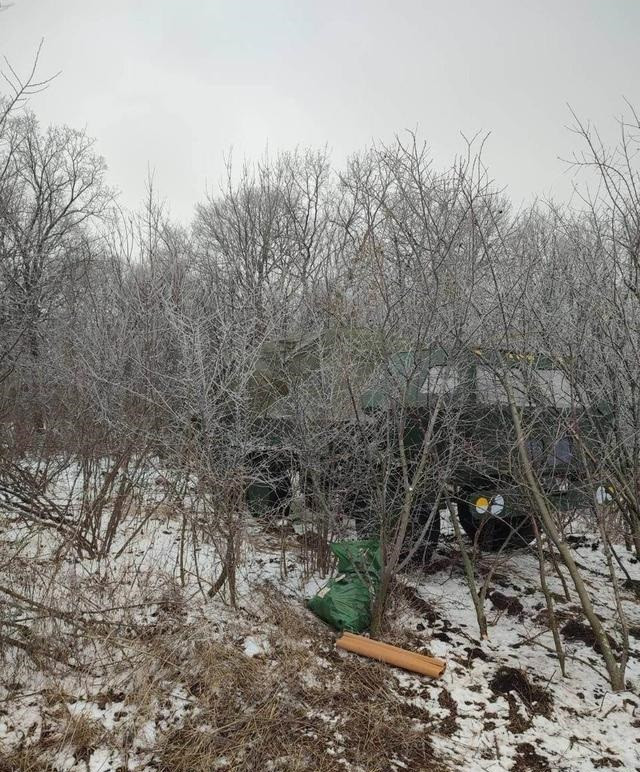 Để biến các mục tiêu giả “giống như thật”, Quân đội Ukraine đã rải hòm đạn và vỏ đạn, đồng thời che các mô hình vũ khí bơm hơi bằng cành cây, lưới ngụy trang; khiến UAV cảm tử của Nga khó xác định mục tiêu.