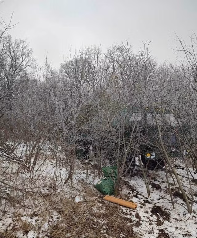 Để biến các mục tiêu giả “giống như thật”, Quân đội Ukraine đã rải hòm đạn và vỏ đạn, đồng thời che các mô hình vũ khí bơm hơi bằng cành cây, lưới ngụy trang; khiến UAV cảm tử của Nga khó xác định mục tiêu.