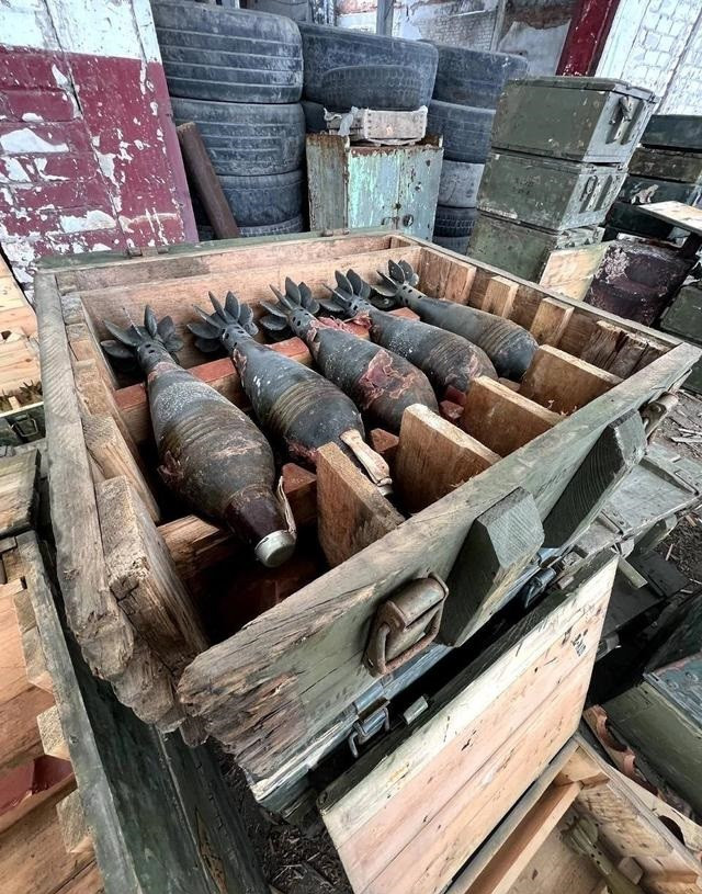 Các máy bay ném bom chiến đấu Su-24 và Su-34 của Nga tại sân bay phía trước thường sử dụng bom hàng không thông thường, có trọng lượng từ 250 kg và 500 kg. Thậm chí đạn súng cối cỡ nòng 120 mm, mà bộ binh tuyến trước của Nga sử dụng, hòm gỗ đựng đạn đã bị phân hủy.