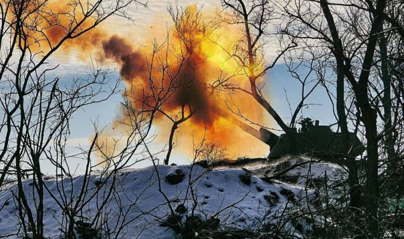 Tất nhiên, cũng có vấn đề khoa học về việc sử dụng đạn pháo của quân Nga. Đánh giá của NATO cho biết, trên cùng một chiến trường, mức tiêu thụ đạn pháo của Nga thường gấp 6 đến 9 lần Ukraine, thậm chí cao hơn. Chiến thuật dồn dập chế áp bằng pháo binh này của Nga tuy hiệu quả, nhưng lại gây áp lực rất lớn lên lực lượng bảo đảm hậu cần của Quân đội Nga.