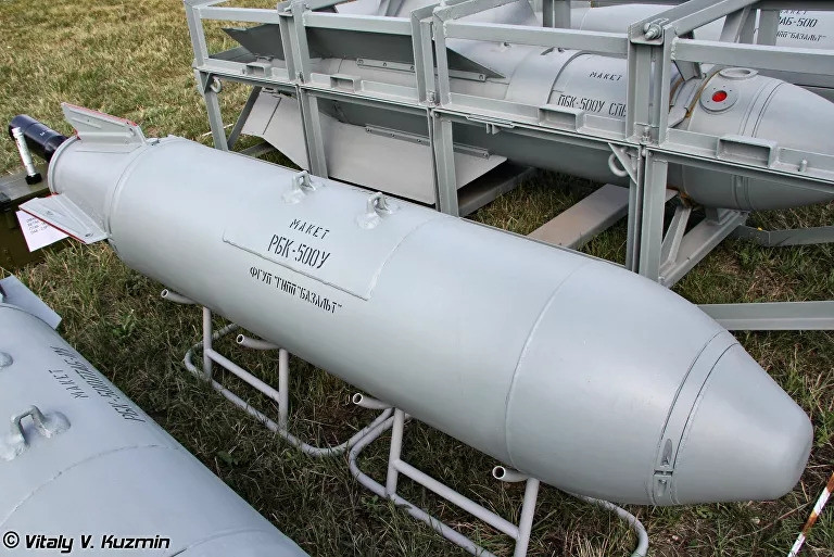 Các chuyên gia quân sự NATO cho rằng, những hình ảnh do truyền thông Nga công bố cho thấy, Quân đội Nga đang sử dụng các loại đạn dược thông thường như bom hàng không, đạn pháo do Liên Xô sản xuất từ vài chục năm trước.