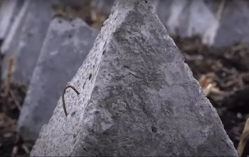 Ukraine đã phân bổ gần 960 triệu USD trong năm nay để xây dựng một mạng lưới phòng thủ rộng lớn. Những người lính ở tiền tuyến tin rằng, lẽ ra họ phải làm điều này vào năm ngoái, khi Ukraine đang có lợi thế trên chiến trường, chứ không phải bây giờ khi họ đang thua liên tiếp.