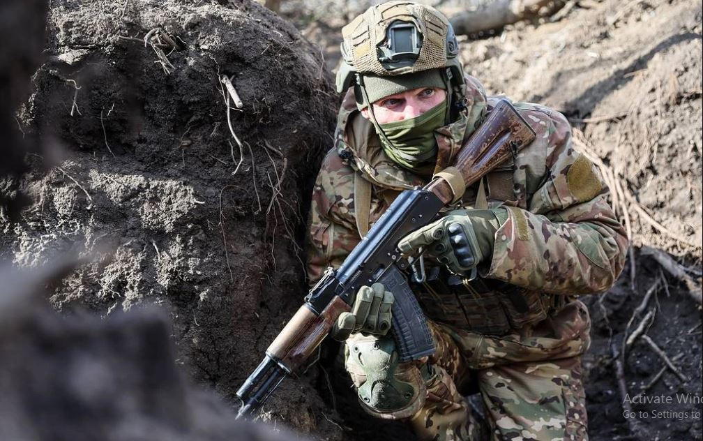 Một sĩ quan chỉ huy của Quân đội Ukraine tên là Batyar cho biết, tình trạng thiếu đạn pháo buộc Quân đội Ukraine phải rút lui, nhưng ngay cả việc rút lui cũng không an toàn, vì tuyến phòng thủ ở hậu phương gần như không có để họ rút về.