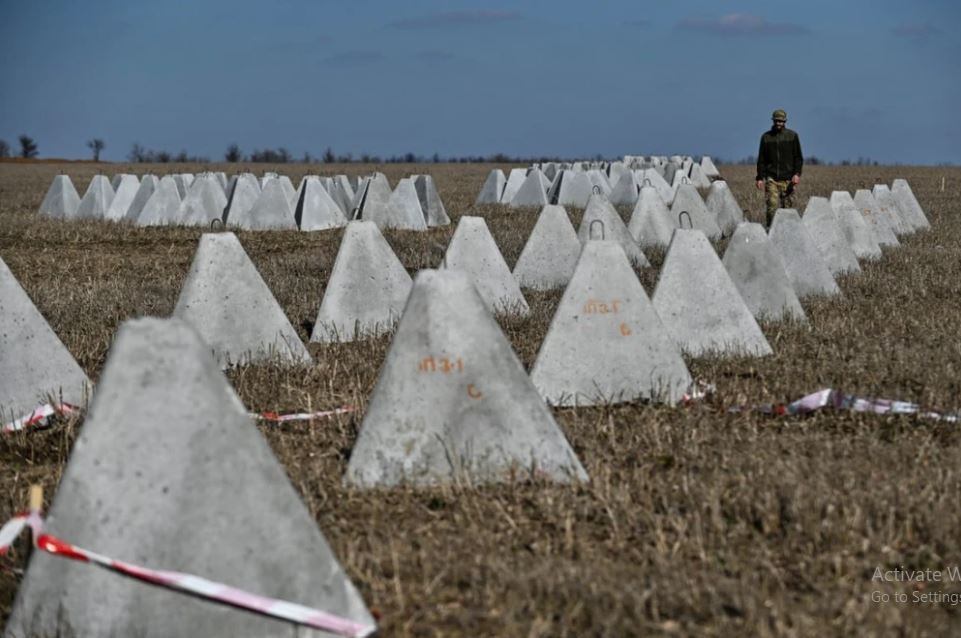 AP cũng cho biết, sau cuộc phản công thất bại năm ngoái, Quân đội Ukraine đã quyết định chuyển sang “phòng thủ chiến lược” và họ đã vội vã xây dựng các công sự dọc theo toàn bộ chiến tuyến. Tuy nhiên Quân đội Ukraine đang thiếu các hệ thống công sự phòng ngự kiên cố, để có thể ngăn chặn được quân Nga.