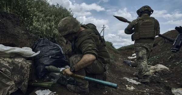 Điều đáng chú ý là truyền thông Ukraine cũng viết về tuyến phòng thủ cực kỳ yếu kém của họ, nhất là ở trên hướng Donetsk. Đặc biệt, một số chuyên gia lo ngại về sự đột phá liên tục trong những ngày qua của Quân đội Nga ở phía tây Avdiivka, sau khi họ chiếm làng Ocheretine. Tại đó, Quân đội Ukraine được cho là thậm chí không có thời gian để rải mìn. (Nguồn ảnh: Ukrinform, CNN, Reuters, Topwar).