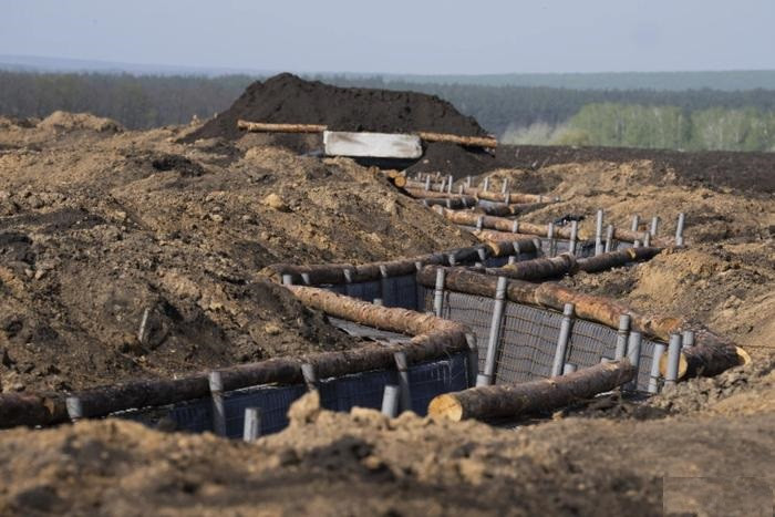 "Việc xây dựng hệ thống trận địa công sự phòng ngự phải được đẩy nhanh... để khi rút lui, chúng ta có thể chiến đấu ngay được ở các vị trí đã chuẩn bị trước. Nhưng chỉ có công sự thôi là chưa đủ", Batyar nói.