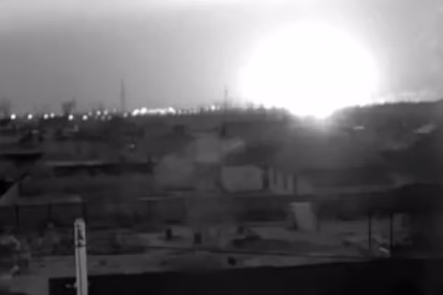 Rất may mắn là không có nạn nhân nào bị thiệt mạng, mọi nguồn lực đều sẵn sàng, để dập tắt đám cháy. Bộ Tình trạng Khẩn cấp, đang cố gắng khoanh vùng đám cháy càng sớm càng tốt. Không có gì đe dọa an toàn của dân cư trong khu vực”; hết lời dẫn.