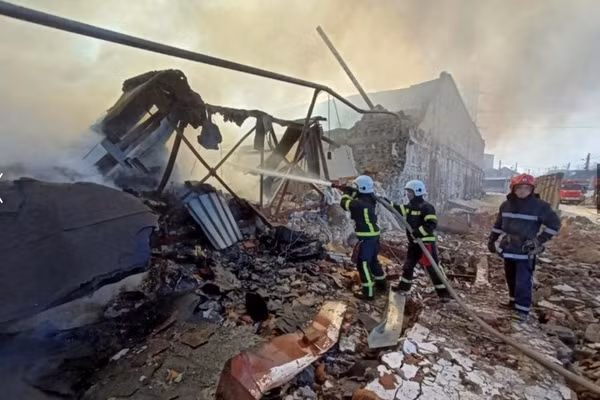 Trước khi cuộc xung đột Nga-Ukraine nổ ra, toàn bộ Ukraine có sáu nhà máy lọc dầu lớn trên lãnh thổ của Ukraine. Đánh giá theo thông tin từ các nguồn mở, tất cả các nhà máy lọc dầu (ngoại trừ nhà máy Kremenchug vừa bị phá hủy), trước đó đã bị dừng hoạt động.