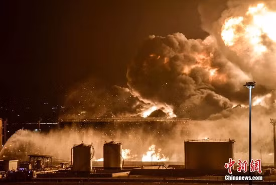 Trước đó trên mạng xã hội xuất hiện những bình luận cho rằng, Quân đội Nga đang tiến hành các cuộc tấn công bằng tên lửa, vào các kho dầu trên khắp Ukraine; nhưng không hiểu vì lý do gì, mà nhà máy lọc dầu Kremenchug, do nhà tài phiệt Igor Kolomoisky làm chủ, vẫn tiếp tục hoạt động?