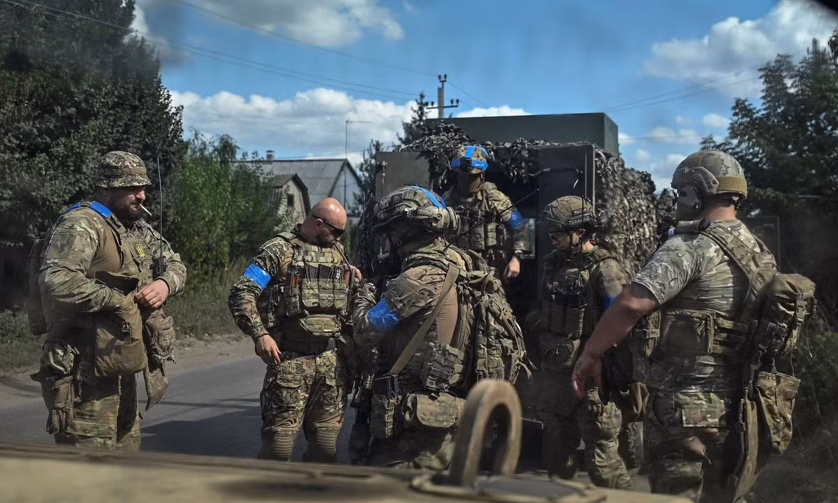 Thứ hai, Lữ đoàn bộ binh cơ giới độc lập số 115 của Ukraine đã tự ý rời bỏ nhiệm vụ phòng ngự Ocheretino. Trong bối cảnh đó, quân Nga đã chiếm Ocheretino trong 12 giờ, hầu như không gặp phải sự kháng cự nào và bị thiệt hại rất ít.