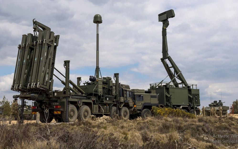 Trong các binh chủng chiến đấu của Quân đội Anh, Tướng Nick Carter đã gióng lên hồi chuông cảnh báo về hệ thống phòng không của nước này, nhấn mạnh khả năng dễ bị tấn công bằng nhiều tên lửa, giống như những cuộc tấn công mà Nga đang tiến hành ở Ukraine.