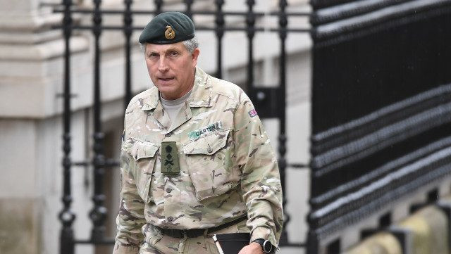 Cựu chỉ huy của Quân đội Anh cũng tỏ ra vô cùng lo lắng về quy mô ngày càng thu hẹp của Lực lượng Vũ trang Anh. Ông chỉ ra số liệu của Bộ Quốc phòng Anh từ tháng 1/2023 cho thấy, quân số thường trực chiến đấu chỉ hơn 143.560 người và cho rằng quy mô Quân đội Anh bị thu hẹp quá nhiều.