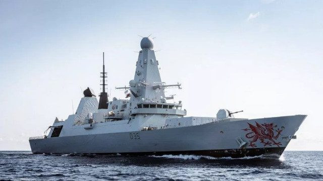 Theo quan điểm của Tướng Sir Nick Carter, các quân chủng của Quân đội Anh thiếu lực lượng phòng không chủ lực nghiêm trọng và các tàu khu trục Type 45 của Hải quân Anh chỉ là “bức tường thành đơn độc” có thể đánh chặn những tên lửa, tương tự như những tên lửa mà Nga đã sử dụng để tấn công Ukraine.