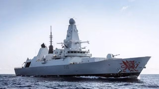 Theo quan điểm của Tướng Sir Nick Carter, các quân chủng của Quân đội Anh thiếu lực lượng phòng không chủ lực nghiêm trọng và các tàu khu trục Type 45 của Hải quân Anh chỉ là “bức tường thành đơn độc” có thể đánh chặn những tên lửa, tương tự như những tên lửa mà Nga đã sử dụng để tấn công Ukraine.