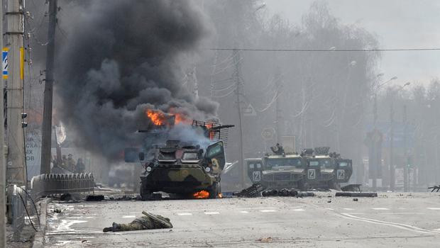 Đoạn video do Cục Thông tin và Truyền thông Đặc biệt của Nhà nước Ukraine công bố cho thấy, một số phương tiện quân sự hạng nhẹ của Quân đội Nga di chuyển dọc theo một con phố tại Kharkiv cũng như hình ảnh một chiếc xe tăng đang bốc cháy.