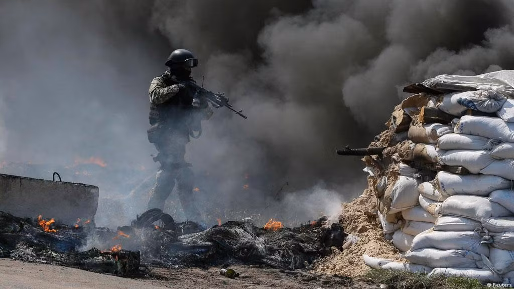 Trong khi đó, người đứng đầu chính quyền khu vực Kharkiv, Oleh Sinegubov nói rằng, các lực lượng Ukraine đang chiến đấu với Quân đội Nga trên các tuyến phố ở thành phố Kharkiv, phía Đông Bắc Ukraine và yêu cầu người dân không rời khỏi nhà của họ.