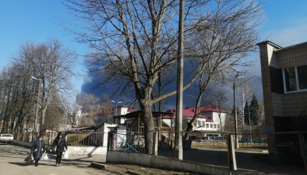 Trên mạng xã hội đã xuât hiện nhiều những đoạn phim quay cảnh các thiết bị quân sự bị phá hủy, khi Quân đội Nga tiến vào thành phố; nhiều nhất là các xe ô tô tải và xe bọc thép. Nhưng cho đến nay, vẫn chưa thể xác định các thiết bị của phe nào, vì không có dấu hiệu nhận biết nào trên đó.