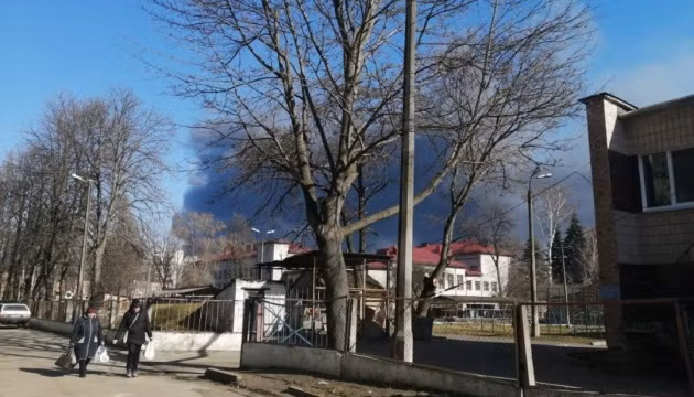 Trên mạng xã hội đã xuât hiện nhiều những đoạn phim quay cảnh các thiết bị quân sự bị phá hủy, khi Quân đội Nga tiến vào thành phố; nhiều nhất là các xe ô tô tải và xe bọc thép. Nhưng cho đến nay, vẫn chưa thể xác định các thiết bị của phe nào, vì không có dấu hiệu nhận biết nào trên đó.