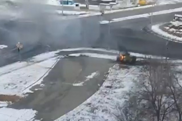 Cố vấn Bộ trưởng Nội vụ Ukraine cho biết, “giao tranh ác liệt” đã diễn ra, khi Quân đội Nga tiến vào Kharkiv - thành phố thứ hai của Ukraine. Thường dân đã được yêu cầu ở trong nhà, nổ súng và ném bom xăng vào những kẻ chiếm đóng từ nhà của họ, qua các cửa sổ.