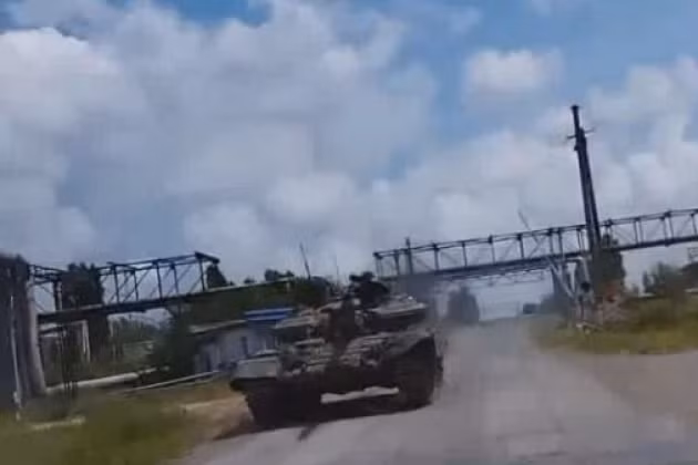 Điều này được chứng minh bằng các đoạn video có liên quan, người xem có thể thấy Quân đội Ukraine ồ ạt rút khỏi thành phố Lysychansk, bao gồm các các vũ khí hạng nặng như xe chiến đấu bọc thép, xe tăng, v.v.